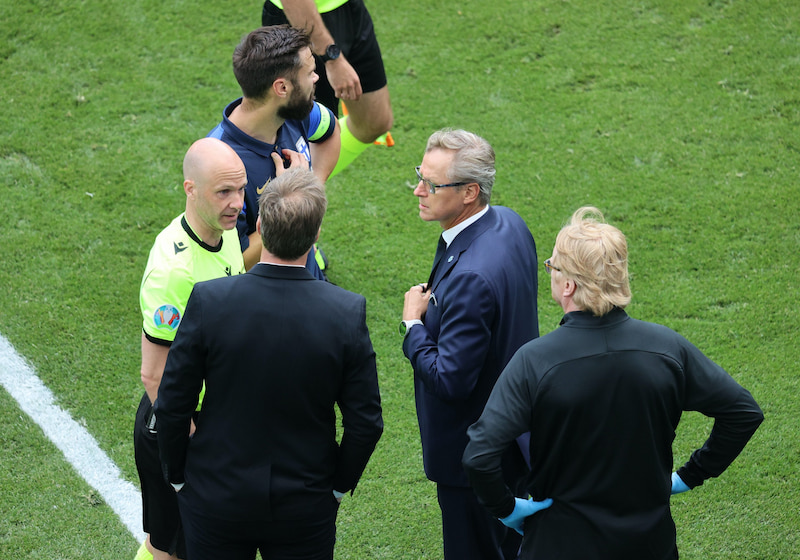 英超联赛球证安东尼泰莱的过往表现：从失误到救命英雄