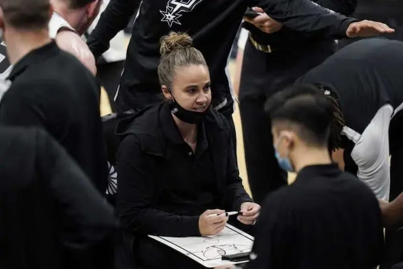主教练被罚出场，助理女教练顶上，贝琪·哈蒙成首位领导NBA球队的女性