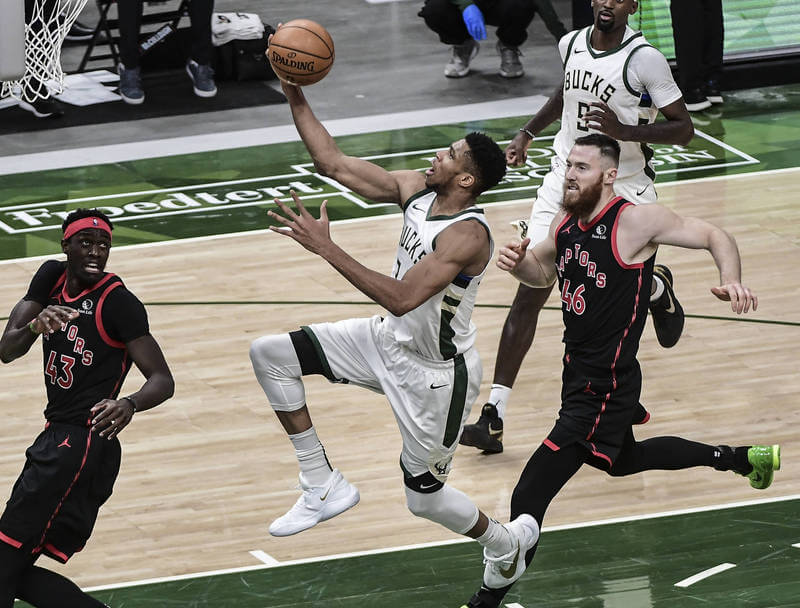 NBA字母哥全能身手不敌多伦多猛龙队,密尔沃基雄鹿队苦吞4连败