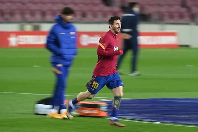 北京时间12月17日04:00(西班牙当地时间16日21:00),2020/21赛季西甲第19轮一场焦点战在诺坎普球场展开争夺,巴塞罗那主场2比1力克皇家社会,威廉-赫塞进球,阿尔巴和德容破门反超。巴萨主场4连胜。