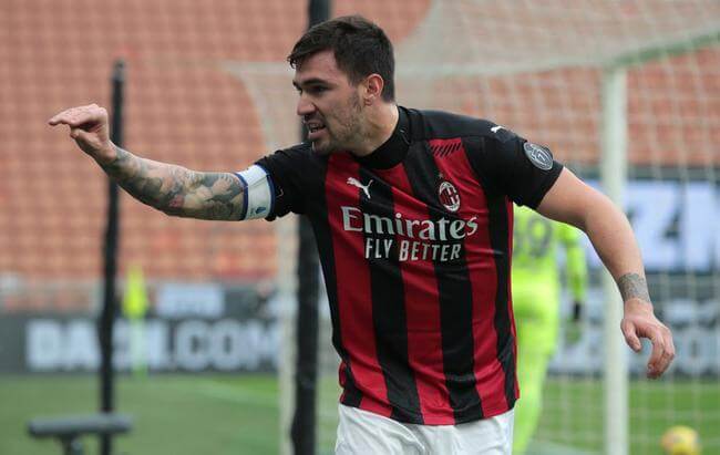 恰尔汉奥卢右侧开出角球