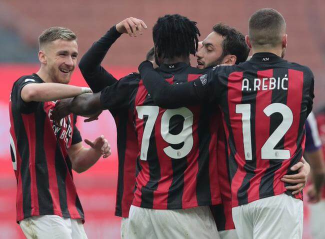 特奥禁区左侧被卡塞雷斯推倒