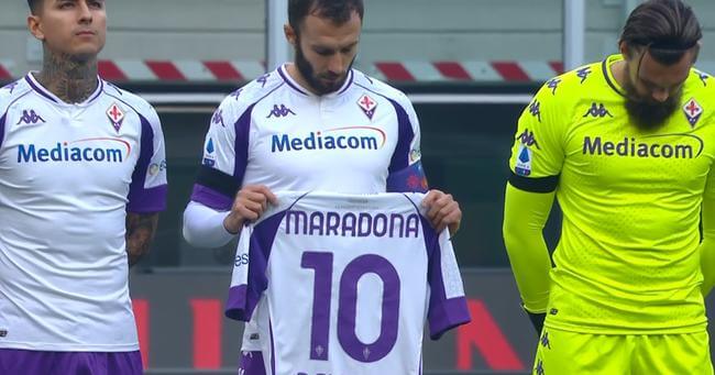 赛前为马拉多纳默哀