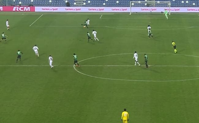 迪亚斯后场扣球闪开防守发起反击，特奥左路长途奔袭趟球