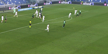 迪亚斯后场扣球闪开防守发起反击，特奥左路长途奔袭趟球