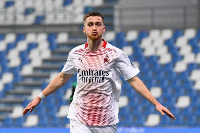 特奥高速插上再度得球突入禁区传中