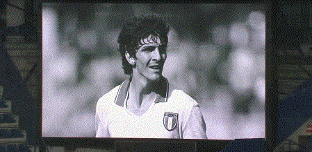 开球前为保罗-罗西默哀。