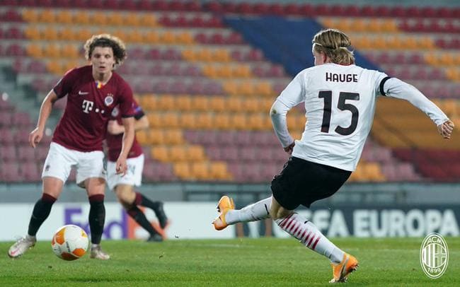 在门前9米处小角度推射穿过后卫裆下入远角，1比0