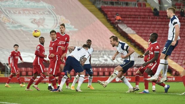 琼斯传球禁区左侧，马内转身突破后小角度射门打中横梁弹出。