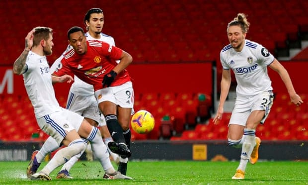 罗德里戈右路斜传，拉菲尼亚小禁区左侧凌空垫射被德赫亚勉强扑挡，皮球又击中右侧立柱弹回