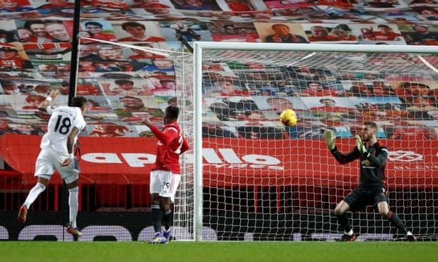 詹姆斯突入禁区右侧摔倒被判假摔得到黄牌