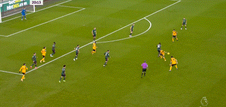 特劳雷禁区右侧传中被挡弹起