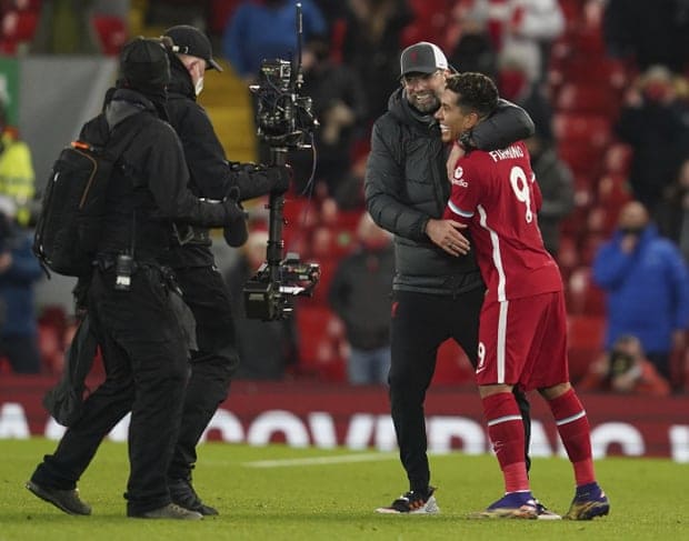 利物浦第90分钟绝杀，罗伯逊开出角球，菲尔米诺小禁区前冲顶入网，2-1。