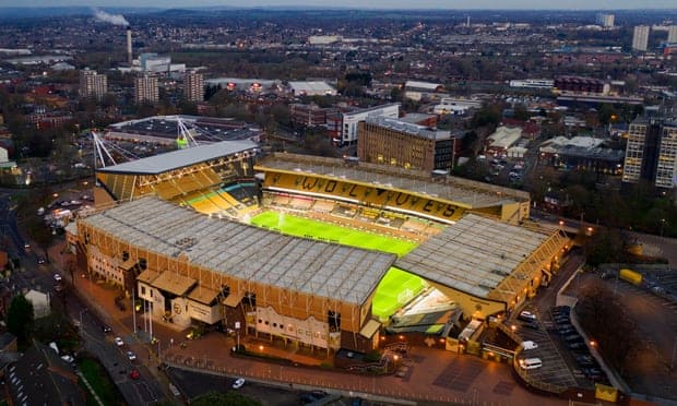 赛季英超第13轮一场焦点战在莫利纽克斯球场展开争夺