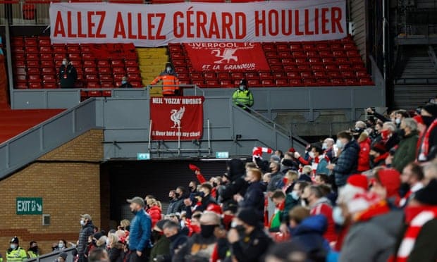 双方开场后对抗激烈，两队囤积重兵争夺中场控制权