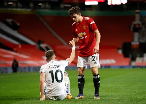 麦克托米奈因伤下场，用完换人名额的曼联仅剩10人应战。