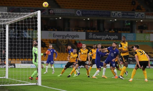 切尔西首次机会出现在第20分钟,奇尔维尔开出角球,吉鲁小禁区前头球攻门稍稍高出