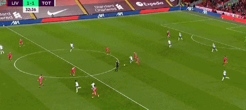 孙兴慜单刀突入禁区热刺，低射近角得手，比分变为1-1