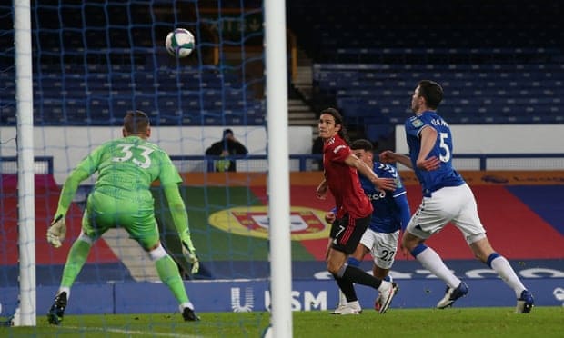 卡瓦尼小角度射门被扑出