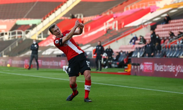 亨德森下半场换下德赫亚,卡瓦尼替换格林伍德出场。